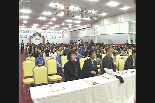 * 与四国著名专家进行讨论和提问