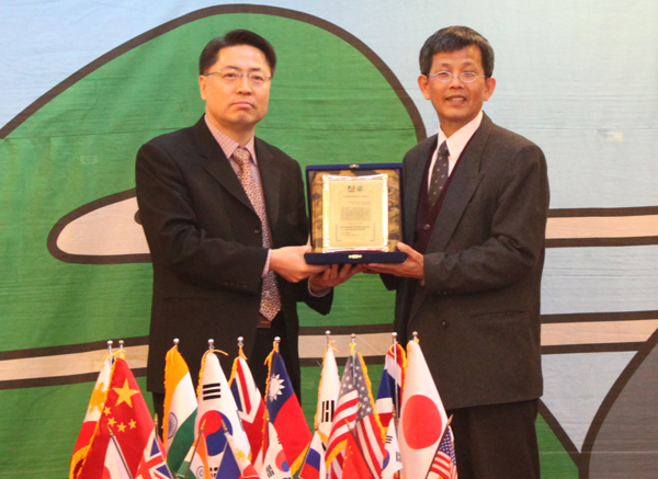Frank Chin-Lung Fang访问本联合会并发表特别演讲，荣获功劳牌