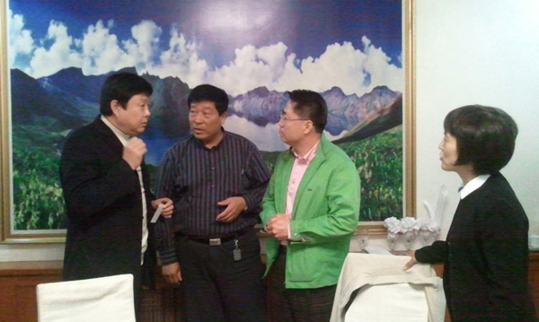 李榮基 会长与中国大连市 副局长、沈阳体育大学 Zhao Shunlai 教授会面后，共进晚餐